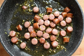Паста с колбасками, маслинами и пряными травами - фото шаг 2