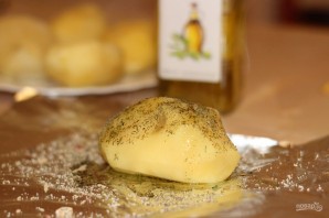 Печеный картофель в фольге в духовке - фото шаг 3