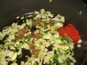 Яичница с томатной пастой - фото шаг 1
