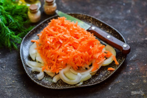 Салат с жареным луком и морковью - фото шаг 3