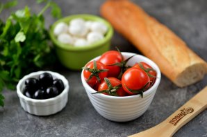 Канапе с моцареллой, помидорами черри и маслинами - фото шаг 1