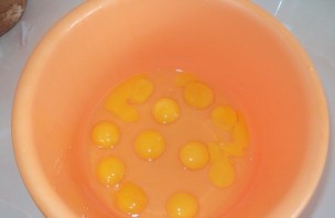 Омлет из перепелиных яиц в мультиварке - фото шаг 2