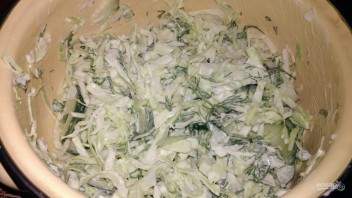 Салат из молодой капусты с огурцом и зеленью - фото шаг 6