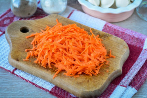 Пельмени тушеные с морковью и луком - фото шаг 3