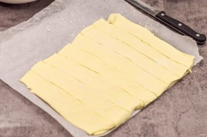 Слоеные палочки с сыром и беконом - фото шаг 4