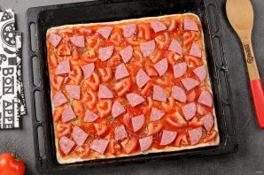 Квадратная пицца с колбасой - фото шаг 6