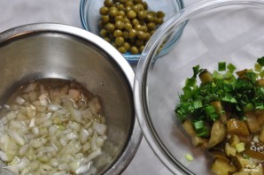 Салат картофельный с маринованными огурцами - фото шаг 2