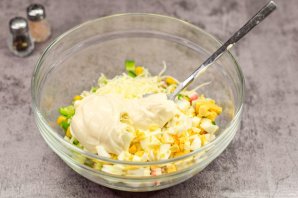 Крабовый салат с сыром и маслинами - фото шаг 6