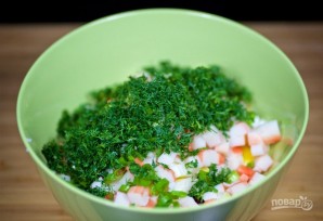 Крабовый салат с красной фасолью - фото шаг 5