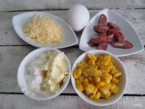 Закусочный кекс с кукурузой, колбасой и пармезаном - фото шаг 1