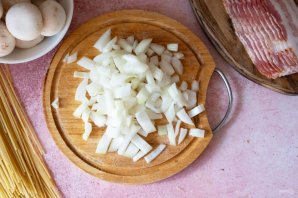 Спагетти с беконом и грибами - фото шаг 2
