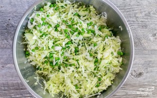 Салат из свежей капусты и зеленого горошка - фото шаг 3