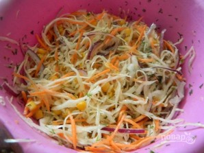 Капустный салат с морковью и кукурузой - фото шаг 5