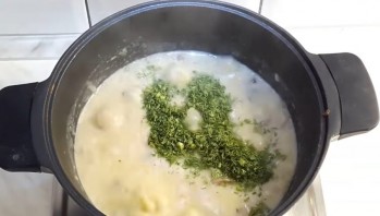 Картофель, тушенный в сметанном соусе с грибами - фото шаг 3
