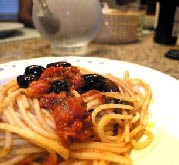 Спагетти с оливками и помидорами - фото шаг 6