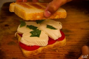 Бутерброды с моцареллой - фото шаг 4