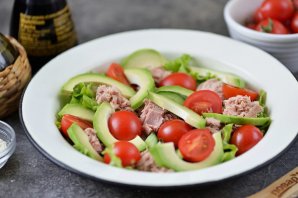 Салат с консервированным тунцом и авокадо - фото шаг 4