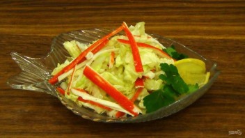 Салат из крабовых палочек "Освежающий" - фото шаг 3