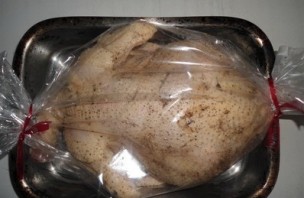 Курица в рукаве в духовке - фото шаг 5