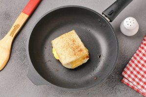 Сэндвич с сыром и яйцом - фото шаг 7