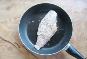 Камбала в панировочных сухарях на сковороде - фото шаг 7
