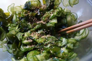Салат с водорослями вакаме - фото шаг 3