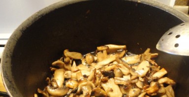 Жареная картошка с сушеными грибами - фото шаг 5