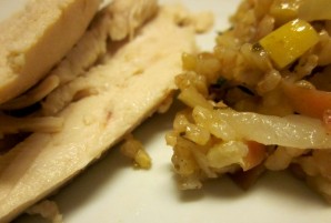 Курица, фаршированная рисом и яблоками - фото шаг 4