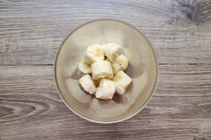 Банановый коктейль с печеньем и орехами - фото шаг 2