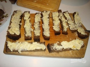 Гренки из черного хлеба с сыром - фото шаг 7