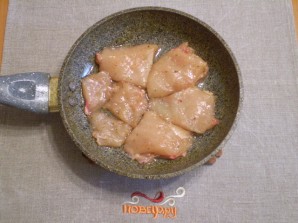 Куриная грудка кусочками на сковороде - фото шаг 5