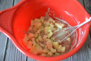 Шарлотка из рисовой муки с яблоками - фото шаг 7