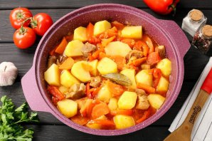 Тушёная картошка с мясом и овощами - фото шаг 9