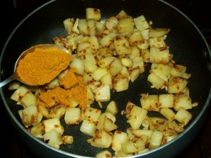 Тушеная картошка с цветной капустой - фото шаг 5