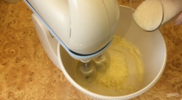 Бисквитный рулет со сливочно-молочным кремом - фото шаг 4