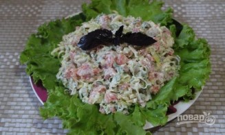 Салат с семгой и солеными огурцами - фото шаг 5