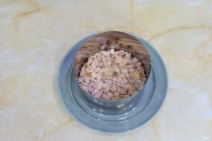 Слоёный салат с копчёной курицей - фото шаг 6