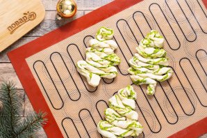 Праздничные елочки из теста - фото шаг 9