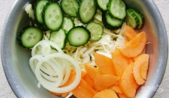 Салат из капусты и огурцов на зиму - фото шаг 4