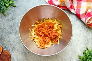 Салат с курицей, омлетом и корейской морковью - фото шаг 6