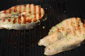Имбирный лосось с манго-гриль и брусничным соусом - фото шаг 4