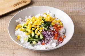 Рисовый салат с огурцами и сладкой кукурузой - фото шаг 7