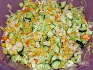 Салат с копчёной курицей и кукурузой - фото шаг 5