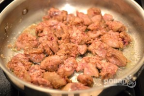 Куриная печень с грибами в сливочном соусе - фото шаг 4