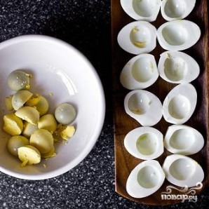Салат с фаршированными яйцами - фото шаг 2