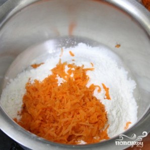 Морковные кексы с кориандром и кукурузой - фото шаг 1