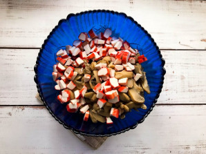 Салат с фасолью, грибами и крабовыми палочками - фото шаг 4