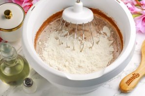 Простой шоколадный пирог из кислого молока - фото шаг 5