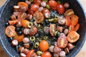 Паста с колбасками, маслинами и пряными травами - фото шаг 4