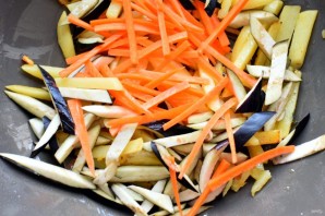 Картофель, жареный с овощами по-азиатски - фото шаг 2